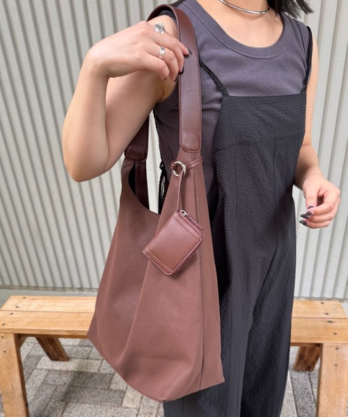 CIAOPANIC TYPY（チャオパニックティピー）の「ポーチチャーム付きA4サイズBAG（トートバッグ・レディース・ブラック/ダークブラウン/バーガンディー・ONE SIZE）」の6枚目の写真