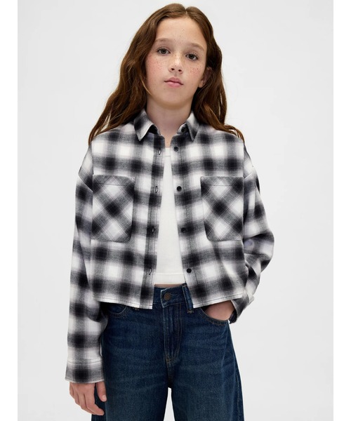 GAP（ギャップ）の「オーバーサイズクロップドシャツ（キッズ）（シャツ/ブラウス・キッズ・ブラック/ブルー・130cm/140cm/160cm/110cm/120cm/150cm）」の2枚目の写真