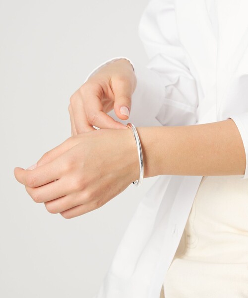 green label relaxing（グリーンレーベルリラクシング）の「＜HARPIE＞PHOEBE MAXI バングル（バングル/リストバンド・レディース・ゴールド/シルバー・FREE）」の2枚目の写真