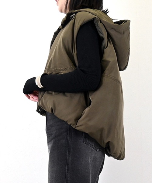 STYLEBLOCK（スタイルブロック）の「マットタフタファイバーダウンフーディベスト（ダウンベスト・レディース・ホワイト系その他/グレイッシュベージュ/オリーブ/ブラック・M）」の8枚目の写真