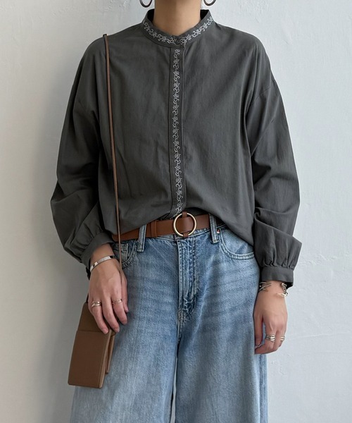 LBC（エルビーシー）の「エクリュ エンブロイダリーシャツ（シャツ/ブラウス・レディース・グレイッシュベージュ/チャコール/ミント・M）」の2枚目の写真