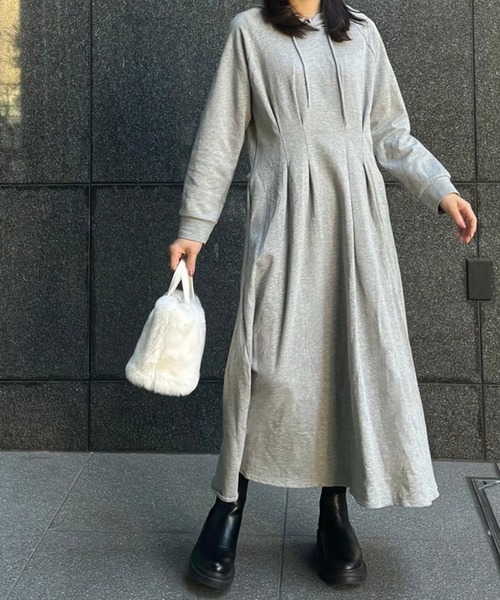 Flugge(フラッジー)の「フレアフードロングワンピース(ワンピース・レディース・ブラック/グレー・FREE)」の1枚目の写真
