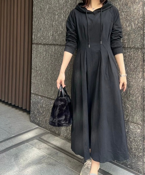 Flugge(フラッジー)の「フレアフードロングワンピース(ワンピース・レディース・ブラック/グレー・FREE)」の2枚目の写真