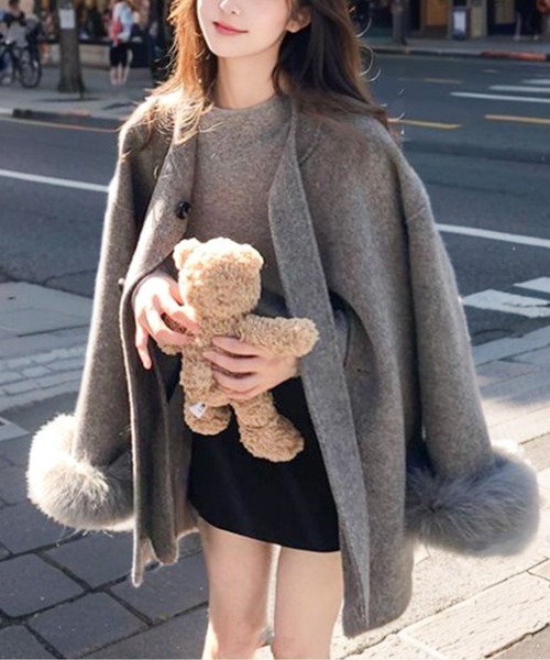 AMAJI（アマジ）の「ボウタイリボンファーミドルコート（ノーカラーコート・レディース・グレー・SMALL/MEDIUM/LARGE/X-LARGE）」の2枚目の写真