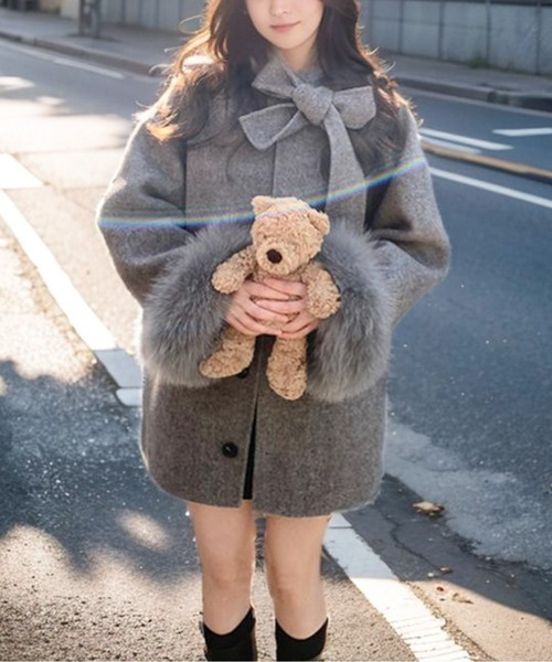 AMAJI（アマジ）の「ボウタイリボンファーミドルコート（ノーカラーコート・レディース・グレー・SMALL/MEDIUM/LARGE/X-LARGE）」の3枚目の写真