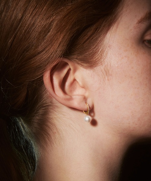 les bonbon(ルボンボン)の「【les bon bon】half eternity pearl pierce/ハーフ エタニティ パール ピアス BOB810(ピアス(両耳用)・レディース・ゴールド・FREE)」の1枚目の写真