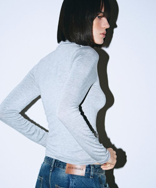 NICK&NICOLE(ニックアンドニコール)の「NN LOGO SPAN INNER TURTLENECK_GRAY(Tシャツ/カットソー・レディース・その他・FREE)」の3枚目の写真