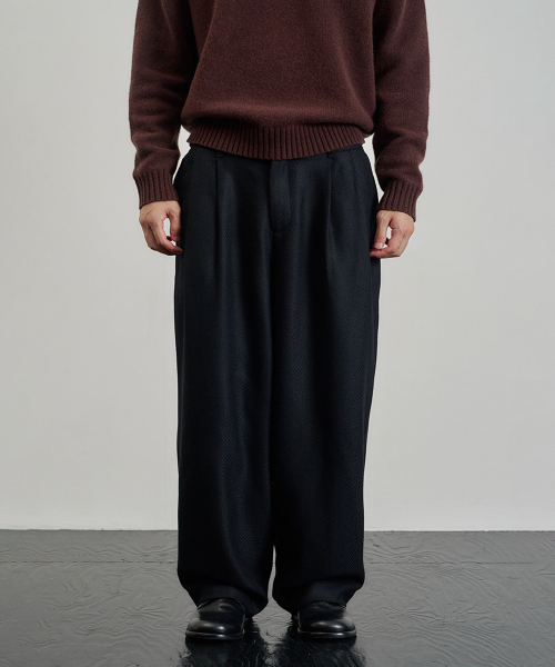 PYEON MA(ピョンマ)の「Wool 100 Jacquard Two-Tuck Banding Slacks - Black(スラックス・メンズ・ブラック・MEDIUM/LARGE)」の1枚目の写真