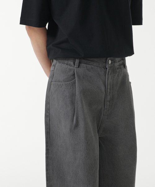 MUSINSA STANDARD（ムシンサスタンダード）の「ディープタックオーバーラップワイドデニムパンツ[グレー]（デニムパンツ・メンズ・その他・33/26/27/28/29/36/34/32/30/31）」の4枚目の写真