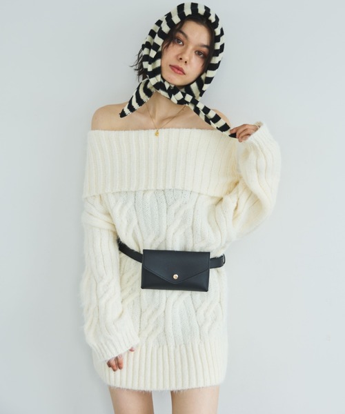 MIRROR STOKE（ミラーストーク）の「【ZOZO限定】2WAY CABLE OFF‐SHOULDER KNIT/ツーウェイケーブルオフショルダーニット（ニット/セーター・レディース・グレー/レッド/アイボリー・MEDIUM）」の2枚目の写真