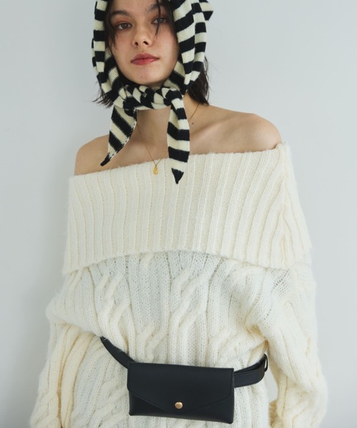 MIRROR STOKE（ミラーストーク）の「【ZOZO限定】2WAY CABLE OFF‐SHOULDER KNIT/ツーウェイケーブルオフショルダーニット（ニット/セーター・レディース・グレー/レッド/アイボリー・MEDIUM）」の4枚目の写真