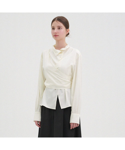 MICANE(ミケーネ)の「ハナ ハイネックブラウス(シャツ/ブラウス・レディース・ブラック/クリーム・MEDIUM/LARGE/X-LARGE/SMALL)」の2枚目の写真