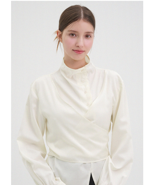 MICANE(ミケーネ)の「ハナ ハイネックブラウス(シャツ/ブラウス・レディース・ブラック/クリーム・MEDIUM/LARGE/X-LARGE/SMALL)」の3枚目の写真