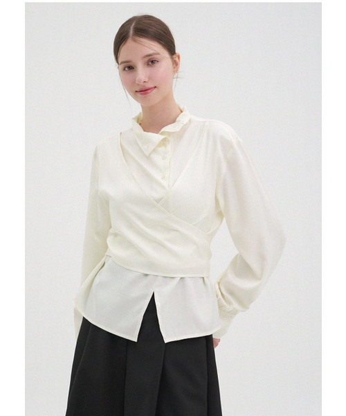 MICANE(ミケーネ)の「ハナ ハイネックブラウス(シャツ/ブラウス・レディース・ブラック/クリーム・MEDIUM/LARGE/X-LARGE/SMALL)」の4枚目の写真