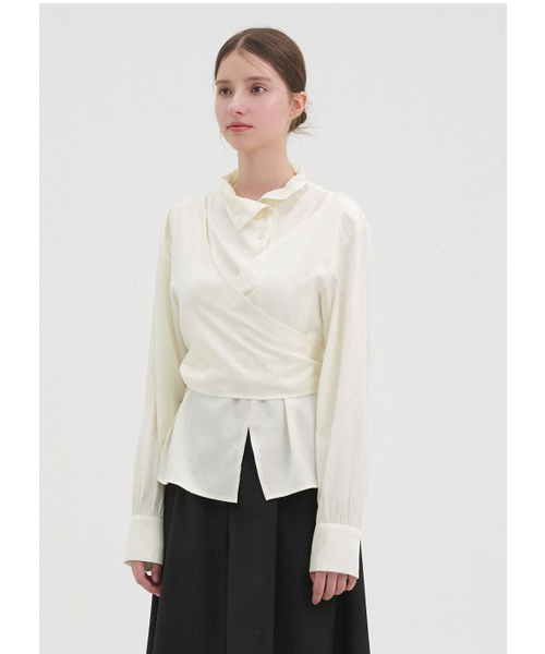 MICANE(ミケーネ)の「ハナ ハイネックブラウス(シャツ/ブラウス・レディース・ブラック/クリーム・MEDIUM/LARGE/X-LARGE/SMALL)」の6枚目の写真