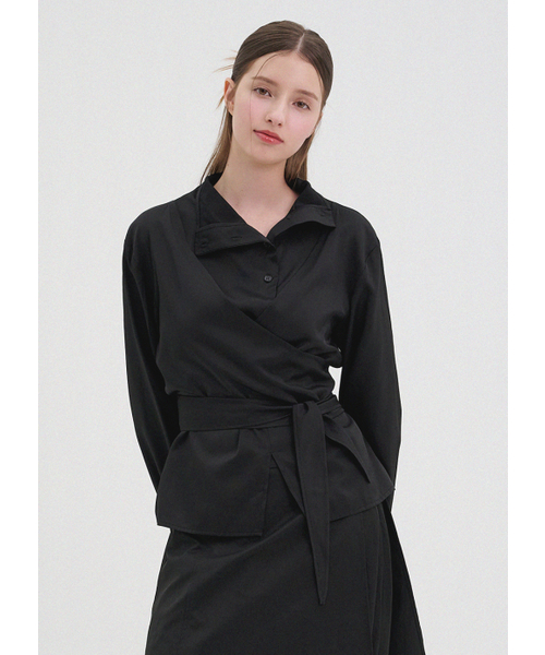 MICANE(ミケーネ)の「ハナ ハイネックブラウス(シャツ/ブラウス・レディース・ブラック/クリーム・MEDIUM/LARGE/X-LARGE/SMALL)」の7枚目の写真