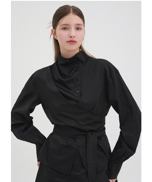MICANE(ミケーネ)の「ハナ ハイネックブラウス(シャツ/ブラウス・レディース・ブラック/クリーム・MEDIUM/LARGE/X-LARGE/SMALL)」の9枚目の写真