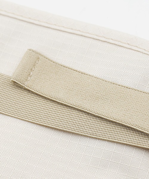 CALIFORNIA OUTFITTERS（カリフォルニア アウトフィッターズ）の「11D31-MZ ウエストポーチ 薄型 貴重品収納 マネーベルト パスポートケース（パスポートケース・レディース・ブラック/ベージュ・ONESIZE）」の4枚目の写真