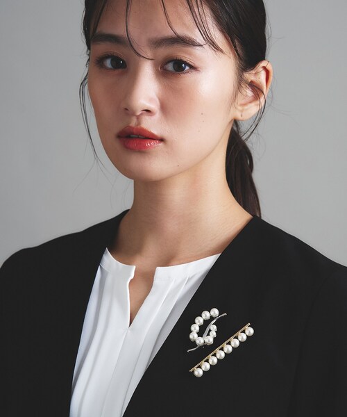 INDIVI（インディヴィ）の「【セレモニー／上品】パール調モチーフブローチ（ブローチ/コサージュ・レディース・ゴールド/シルバー/シルバー系5・00）」の8枚目の写真
