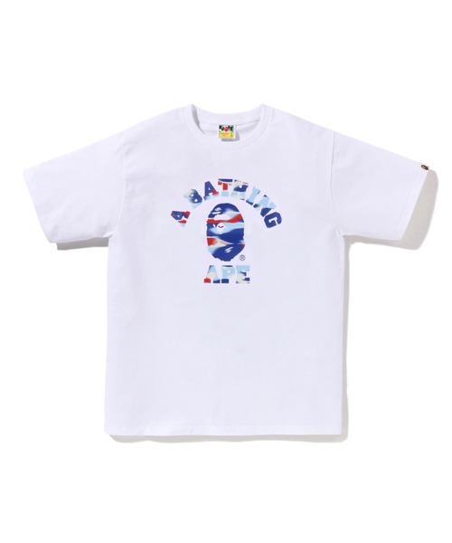A BATHING APE(アベイシングエイプ)の「SCREEN CAMO COLLEGE TEE(Tシャツ/カットソー・メンズ・ホワイト×ブルー/ホワイト×ブラック/ブラック/ブラック×ブルー・X-LARGE/XX-LARGE/LARGE/SMALL/XXX-LARGE/MEDIUM)」の1枚目の写真