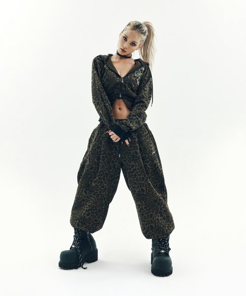 AAKAM（アーカム）の「AKM CROS2 Leopard Sweatpants (Khaki)（スウェットパンツ・レディース・その他・1/2）」の3枚目の写真