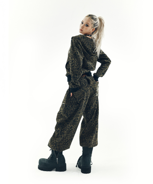 AAKAM（アーカム）の「AKM CROS2 Leopard Sweatpants (Khaki)（スウェットパンツ・レディース・その他・1/2）」の4枚目の写真