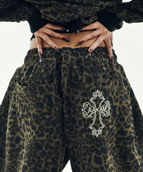 AAKAM（アーカム）の「AKM CROS2 Leopard Sweatpants (Khaki)（スウェットパンツ・レディース・その他・1/2）」の5枚目の写真