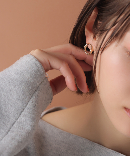 Lilas(リラ)の「12mmOガタピアス K10(両耳)(ピアス(両耳用)・レディース・ゴールド・FREE)」の3枚目の写真