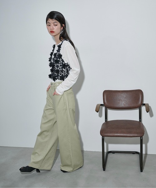 THE YOn（ザヨン）の「フラワーモチーフレースVネックビスチェ（その他トップス・レディース・オフホワイト/ブラック・FREE）」の11枚目の写真