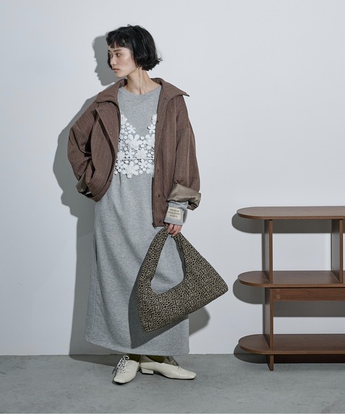 THE YOn（ザヨン）の「フラワーモチーフレースVネックビスチェ（その他トップス・レディース・オフホワイト/ブラック・FREE）」の4枚目の写真