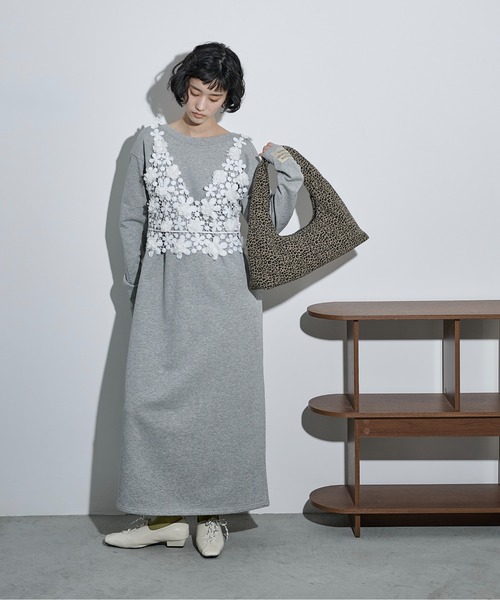 THE YOn（ザヨン）の「フラワーモチーフレースVネックビスチェ（その他トップス・レディース・オフホワイト/ブラック・FREE）」の22枚目の写真