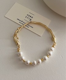 M2SUQARED（エムツースクエア）の「【M2SUQARED/エムツースクエア】ニュアンスパール風デザイン バングルブレスレット（ブレスレット）」