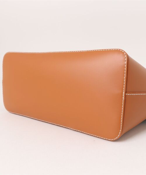A.P.C.（アーペーセー）の「TOTE AXEL（トートバッグ・メンズ・ダークベージュ/ダークネイビー・ONESIZE）」の4枚目の写真