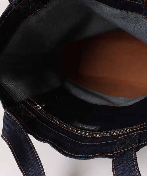 A.P.C.（アーペーセー）の「TOTE AXEL（トートバッグ・メンズ・ダークベージュ/ダークネイビー・ONESIZE）」の5枚目の写真