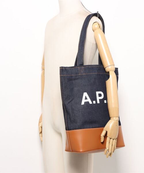 A.P.C.（アーペーセー）の「TOTE AXEL（トートバッグ・メンズ・ダークベージュ/ダークネイビー・ONESIZE）」の6枚目の写真