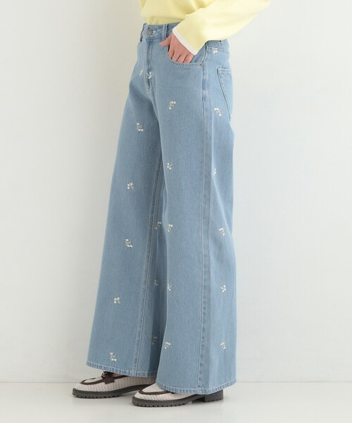SHOO・LA・RUE（シューラルー）の「【洗濯機可/S-LL】フラワー刺繍が女性らしさをプラス バギーデニムパンツ（デニムパンツ・レディース・ネイビー系5/ブルー系6・04/03/02/01）」の4枚目の写真