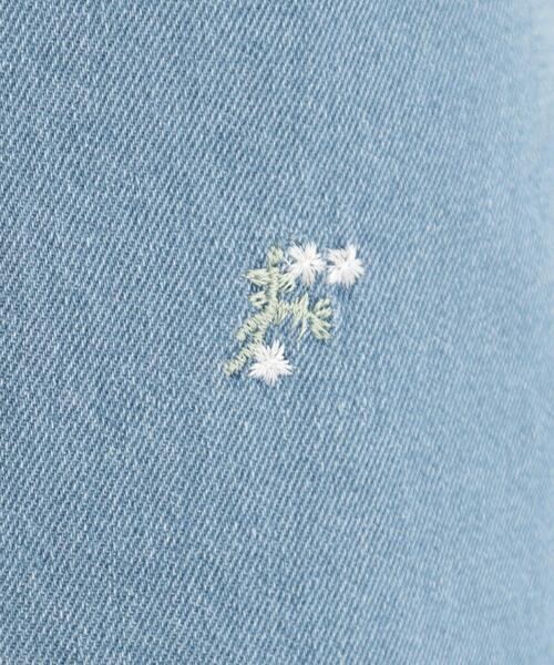 SHOO・LA・RUE（シューラルー）の「【洗濯機可/S-LL】フラワー刺繍が女性らしさをプラス バギーデニムパンツ（デニムパンツ・レディース・ネイビー系5/ブルー系6・04/03/02/01）」の6枚目の写真