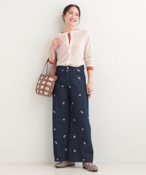 SHOO・LA・RUE（シューラルー）の「【洗濯機可/S-LL】フラワー刺繍が女性らしさをプラス バギーデニムパンツ（デニムパンツ・レディース・ネイビー系5/ブルー系6・04/03/02/01）」の9枚目の写真