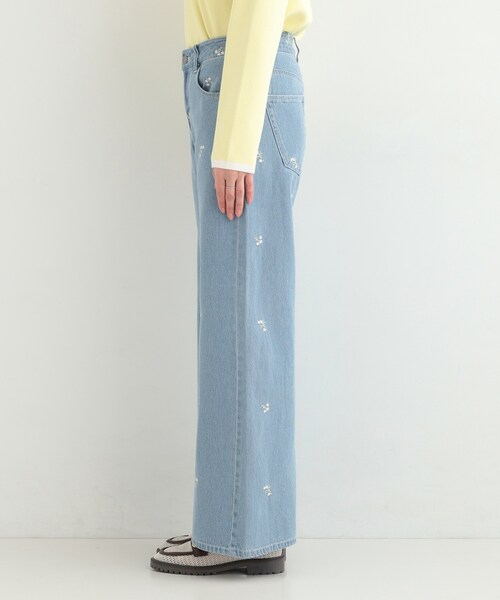 SHOO・LA・RUE（シューラルー）の「【洗濯機可/S-LL】フラワー刺繍が女性らしさをプラス バギーデニムパンツ（デニムパンツ・レディース・ネイビー系5/ブルー系6・04/03/02/01）」の12枚目の写真
