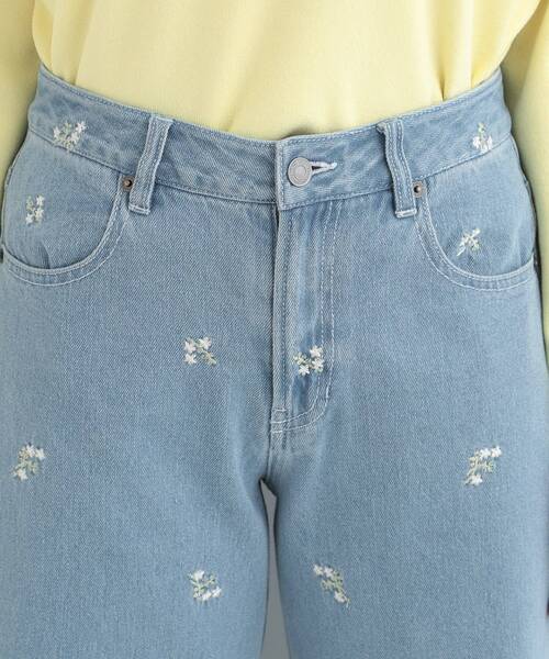 SHOO・LA・RUE（シューラルー）の「【洗濯機可/S-LL】フラワー刺繍が女性らしさをプラス バギーデニムパンツ（デニムパンツ・レディース・ネイビー系5/ブルー系6・04/03/02/01）」の14枚目の写真