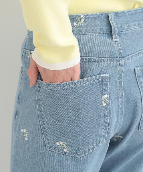 SHOO・LA・RUE（シューラルー）の「【洗濯機可/S-LL】フラワー刺繍が女性らしさをプラス バギーデニムパンツ（デニムパンツ・レディース・ネイビー系5/ブルー系6・04/03/02/01）」の16枚目の写真