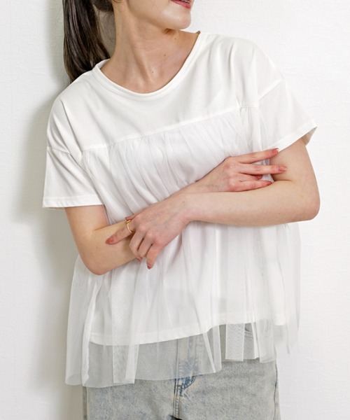 Belta attrice（ベルタアトリーチェ）の「チュールドッキング異素材フレンチスリーブTシャツ（Tシャツ/カットソー・レディース・グレイッシュベージュ/ブラック/ホワイト・FREE）」の2枚目の写真