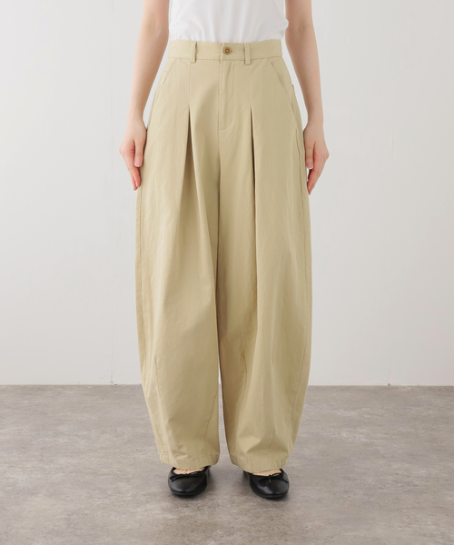 SLOBE IENA（スローブイエナ）の「《追加》パウダリーチノタックカーブトラウザー（チノパンツ・レディース・ホワイト/ベージュ・36/38）」の2枚目の写真