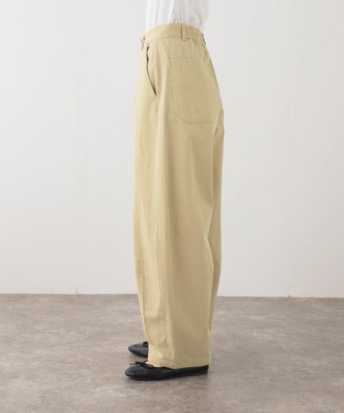 SLOBE IENA（スローブイエナ）の「《追加》パウダリーチノタックカーブトラウザー（チノパンツ・レディース・ホワイト/ベージュ・36/38）」の3枚目の写真