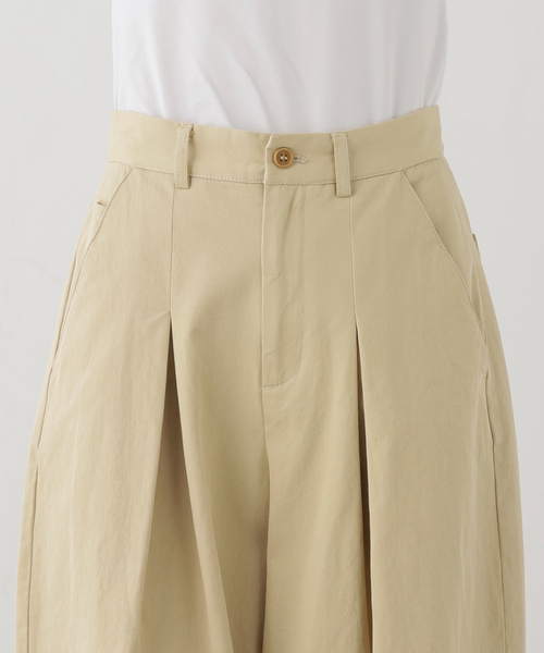 SLOBE IENA（スローブイエナ）の「《追加》パウダリーチノタックカーブトラウザー（チノパンツ・レディース・ホワイト/ベージュ・36/38）」の5枚目の写真