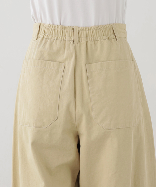 SLOBE IENA（スローブイエナ）の「《追加》パウダリーチノタックカーブトラウザー（チノパンツ・レディース・ホワイト/ベージュ・36/38）」の6枚目の写真