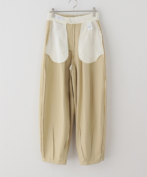 SLOBE IENA（スローブイエナ）の「《追加》パウダリーチノタックカーブトラウザー（チノパンツ・レディース・ホワイト/ベージュ・36/38）」の9枚目の写真