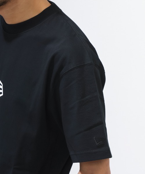 NEW ERA(ニューエラ)の「ニューエラ SS CT TEE FLAG LOGO MID BLK 261(Tシャツ/カットソー・メンズ・ブラック・M/L/LL)」の5枚目の写真