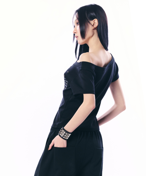 SETUP-EXE(セットアップイーエックスイー)の「SUE WIDE NECK TOP / BLACK(Tシャツ/カットソー・レディース・その他・OS)」の6枚目の写真