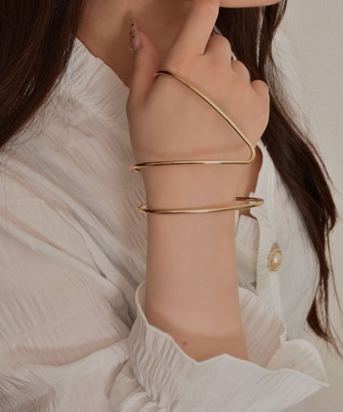 TONE SELECT GOODS（トーンセレクトグッズ）の「【resonance】シンプルデザイン メタル パームカフ(右手用)（バングル/リストバンド・レディース・ゴールド・FREE）」の2枚目の写真